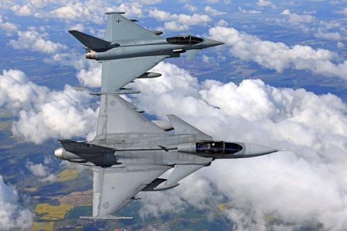 Szwedzki Gripen i niemiecki Eurofighter podczas wspólnej misji szkoleniowej nad Meklemburgią-Pomorzem Przednim / Zdjęcie: Bundeswehr – Stefan Petersem