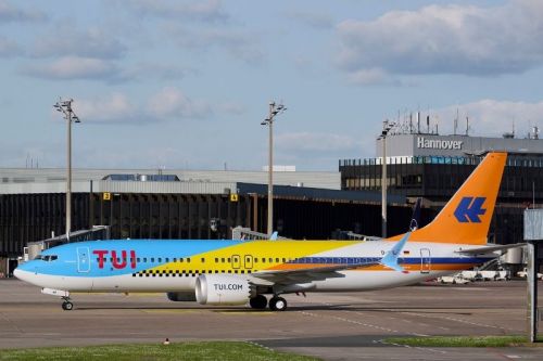 Już 9 maja należący do TUI fly Boeing 737-8 D-AMAH w jubileuszowym malowaniu poleciał na Fuerteventurę ze 180 pasażerami na pokładzie / Zdjęcie: TUI fly