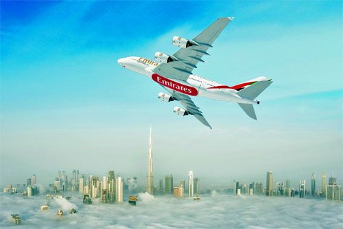 Należący do linii Emirates Airbus A380 w locie nad Dubajem / Zdjęcie: Emirates