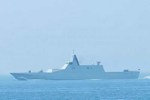 Sylwetka okrętu jest zbliżona do szwedzkich korwet typu Visby / Zdjęcie: Weibo
