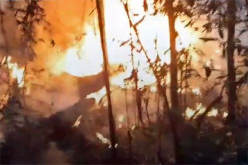 Płonące szczątki samolotu Piper Malibu Meridian, który rozbił się na farmie Sorriso w Brazylii / Zdjęcie: via X – AMB NEWS