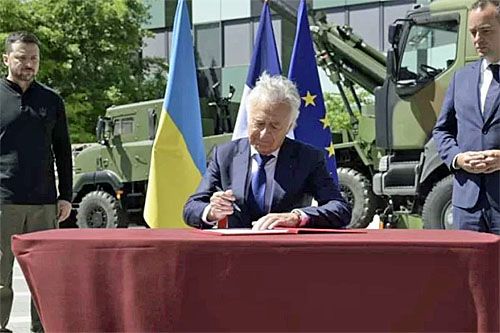 Prezes KNDS Philippe Petitcolin, w obecności ministra Sébastiena Lecornu i prezydenta Ukrainy Wołodymyra Zełenskiego, oficjalnie podpisuje umowę o utworzeniu spółki zależnej KNDS Ukraine / Zdjęcia: KNDS
