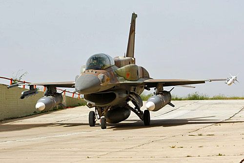 Izraelski F-16 z dwoma pociskami LORA podwieszonymi pod skrzydłami / Zdjęcie: IAI