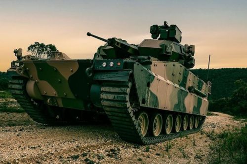 Armata Mk44S stanowi główne uzbrojenie systemu wieżowego EOS T-2000 na bwp AS21 Redback / Zdjęcie: Hanwha Defense